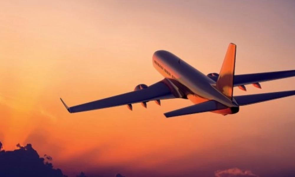 Ολόσωμη σακούλα από επιβάτη αεροπλάνου για να... γλιτώσει από τον κορονοϊό